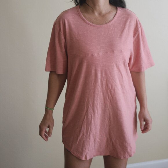 Elwood  The Curved Hem Tail Tee - Picture 1 of 8